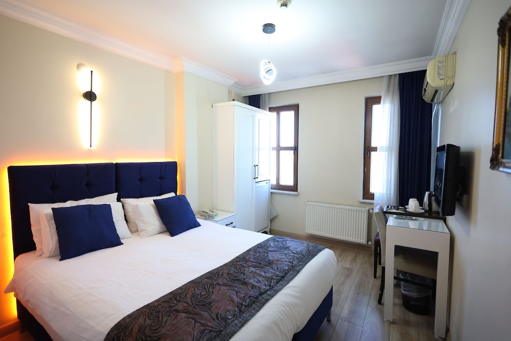 DELUXE, DOUBLE OR TWIN BED