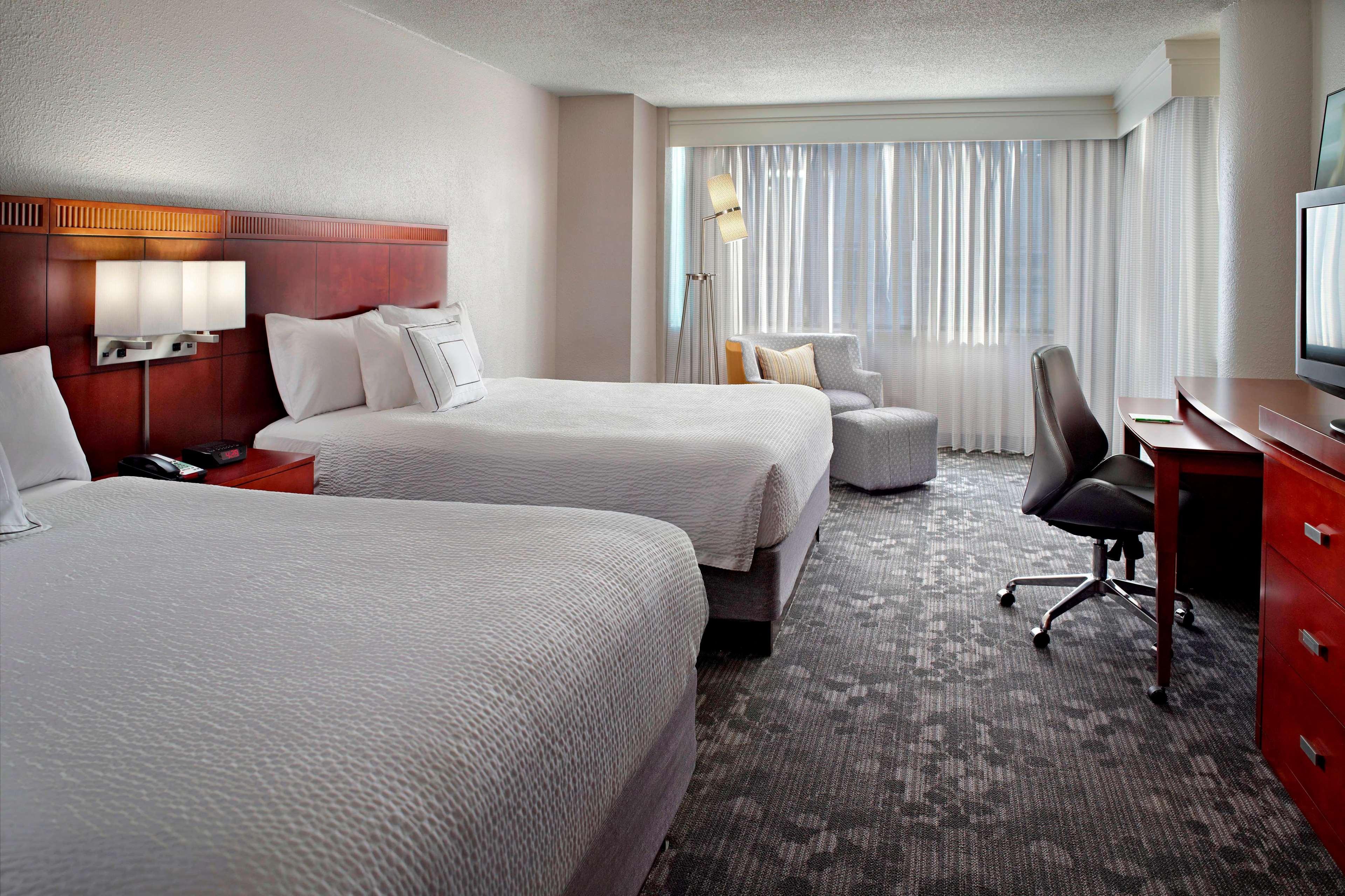 DELUXE, 2 QUEEN BEDS, BATHTUB, ACCESSIBLE