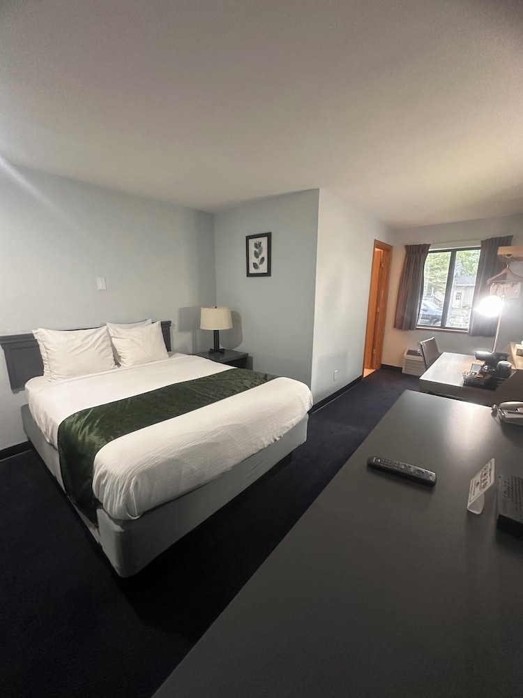 Pictured Rocks Inn & Suites 26/70
