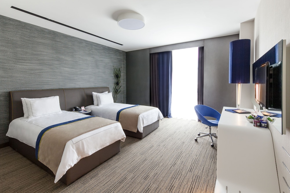 ROOM, TWIN BEDS