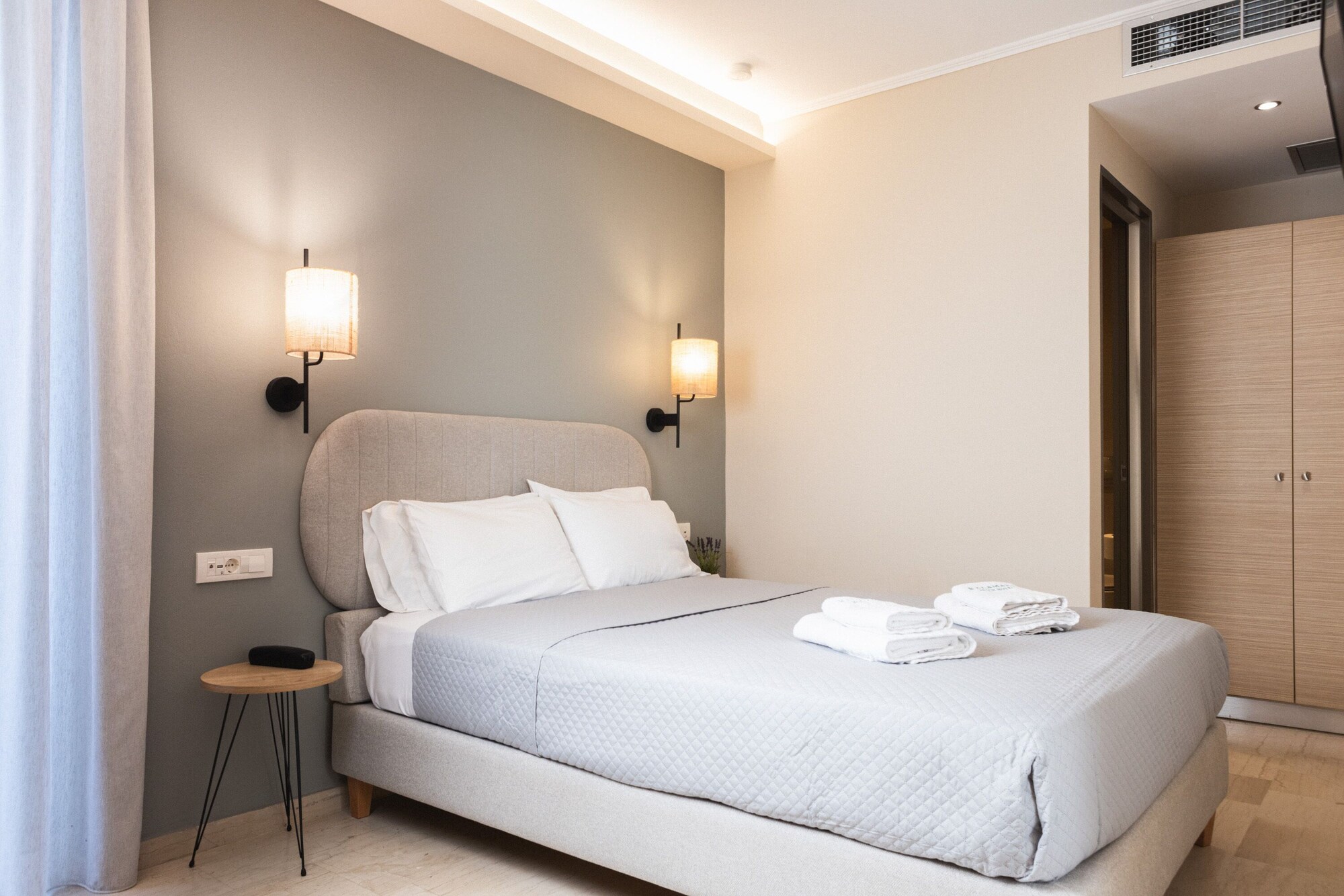 ROOM, SINGLE