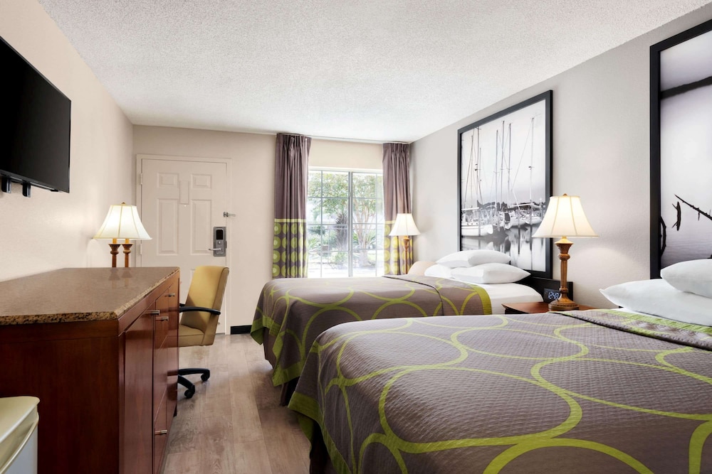 Super 8 By Wyndham Gulfport Near Biloxi 16/57
