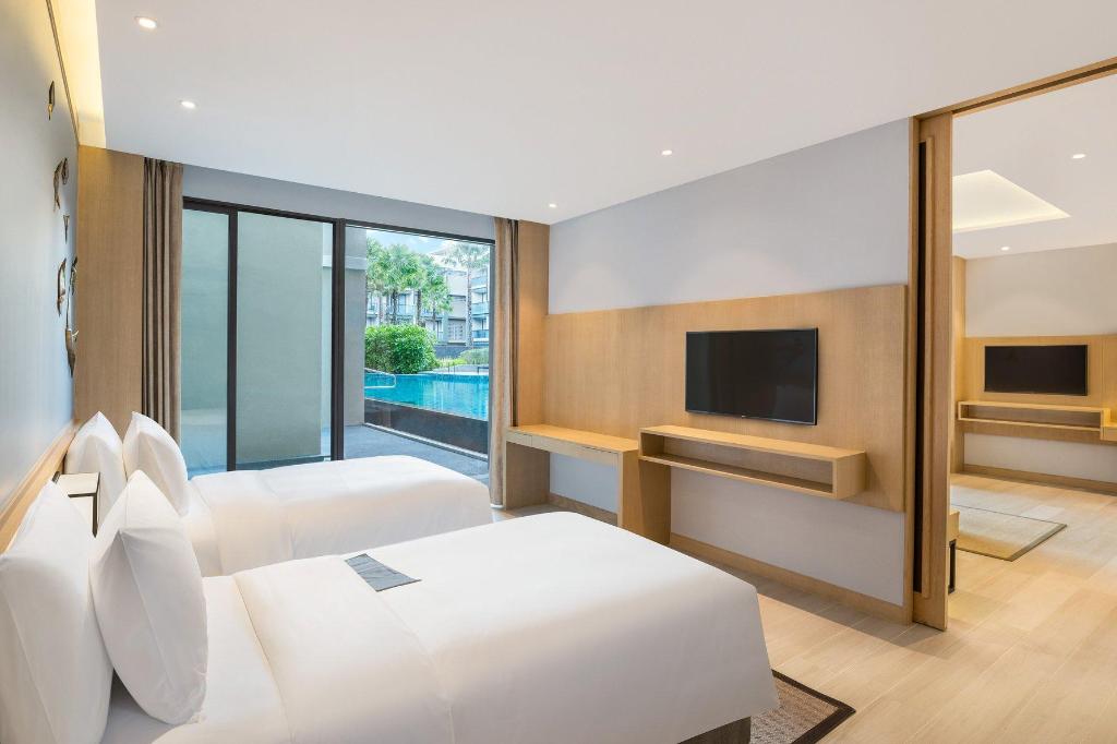 Family, Twin Beds, King Bed, Pool View, Sofa, Pool Access