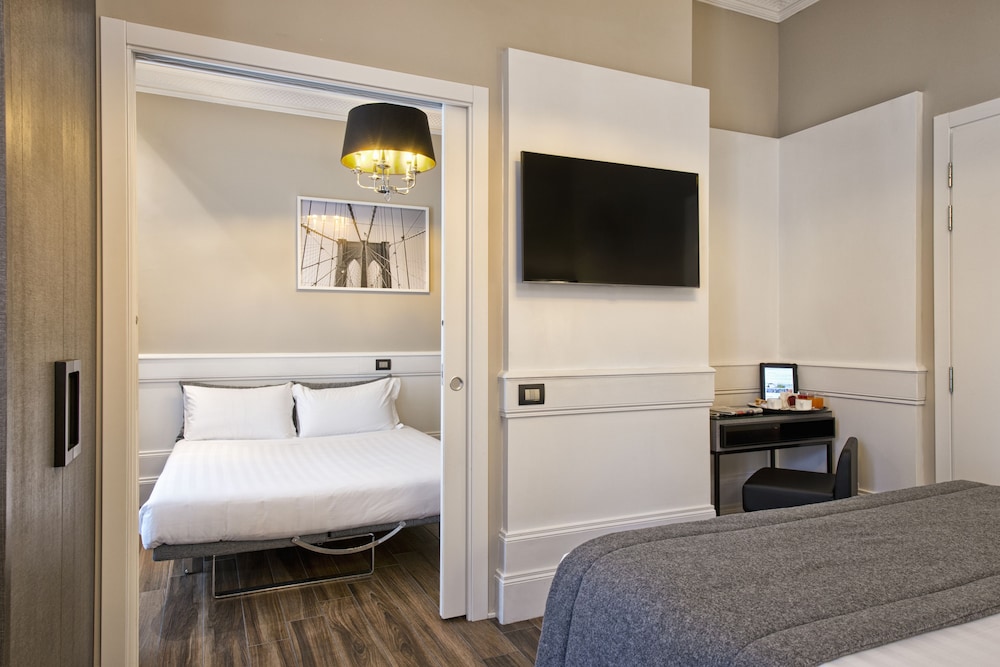 The Independent Suites 22/51
