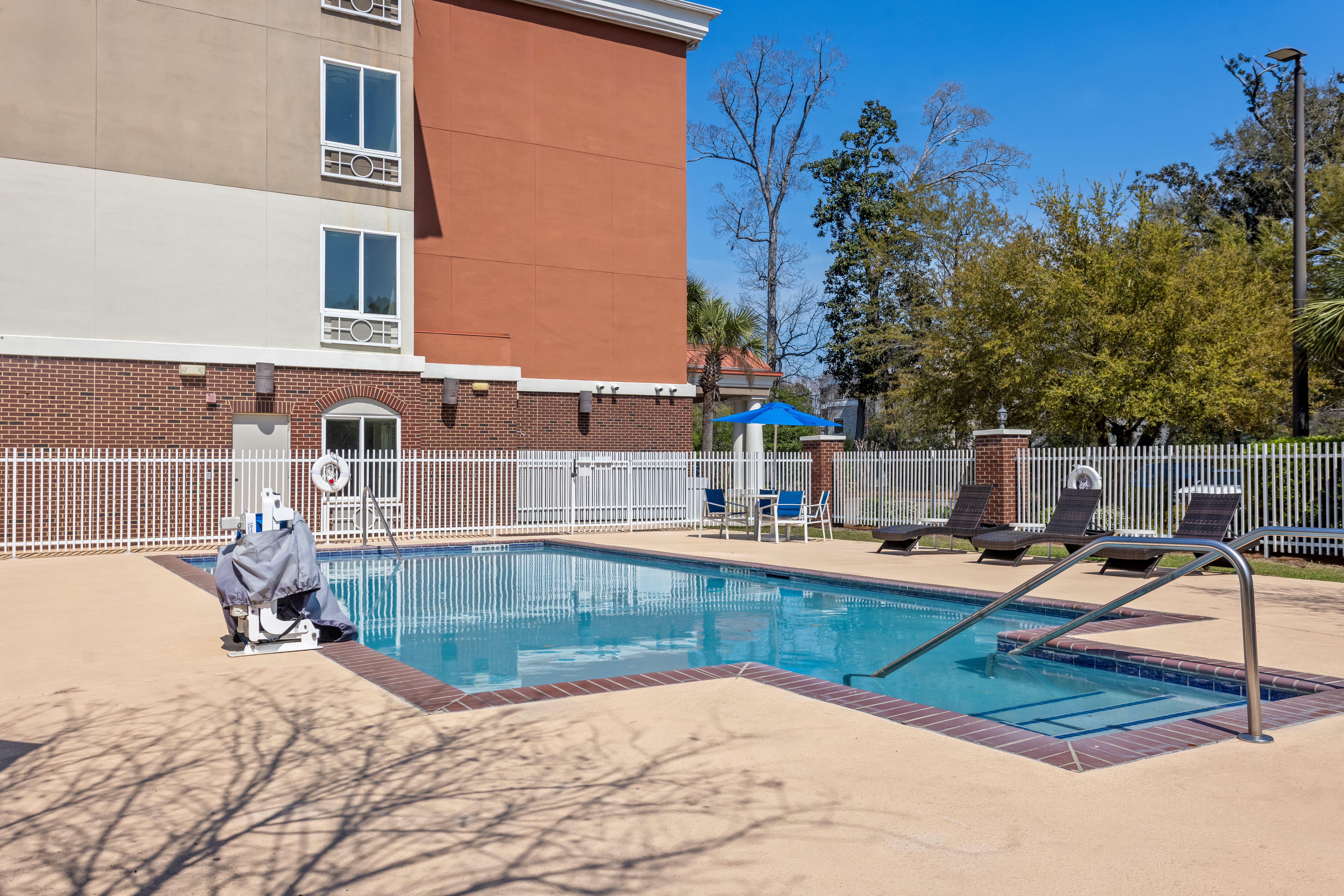 Holiday Inn Express Hotel Suites Savannah Midtown 76/81