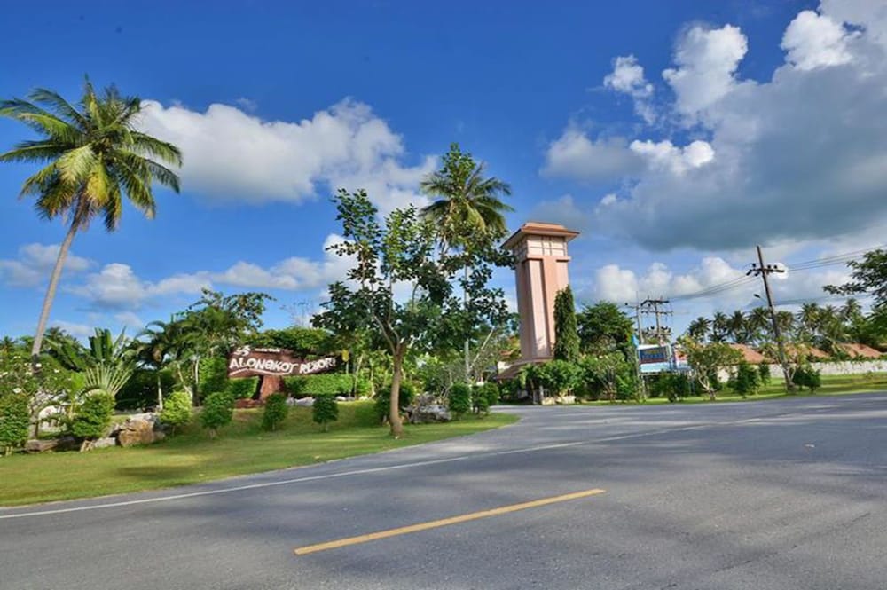 Alongkot Beach Resort Khanom 25/30