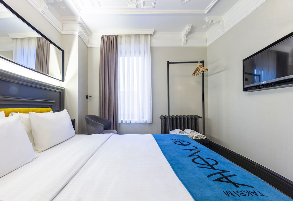 ROOM, QUEEN BED