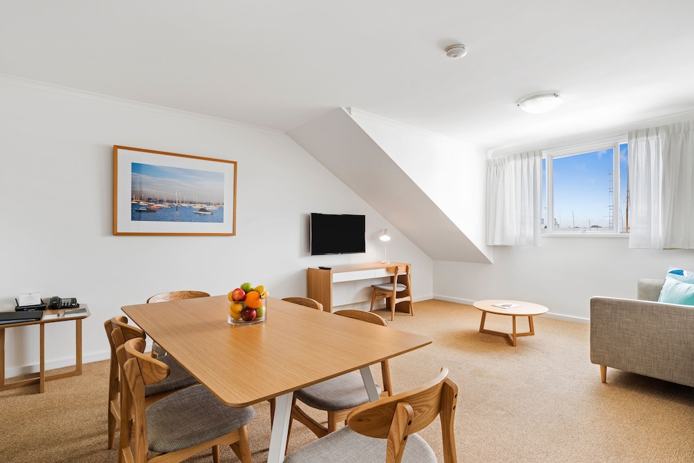 MainStay Suites Williamstown 44/63