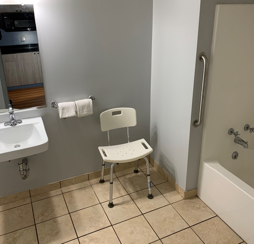 Econo Lodge Inn Suites 30/35