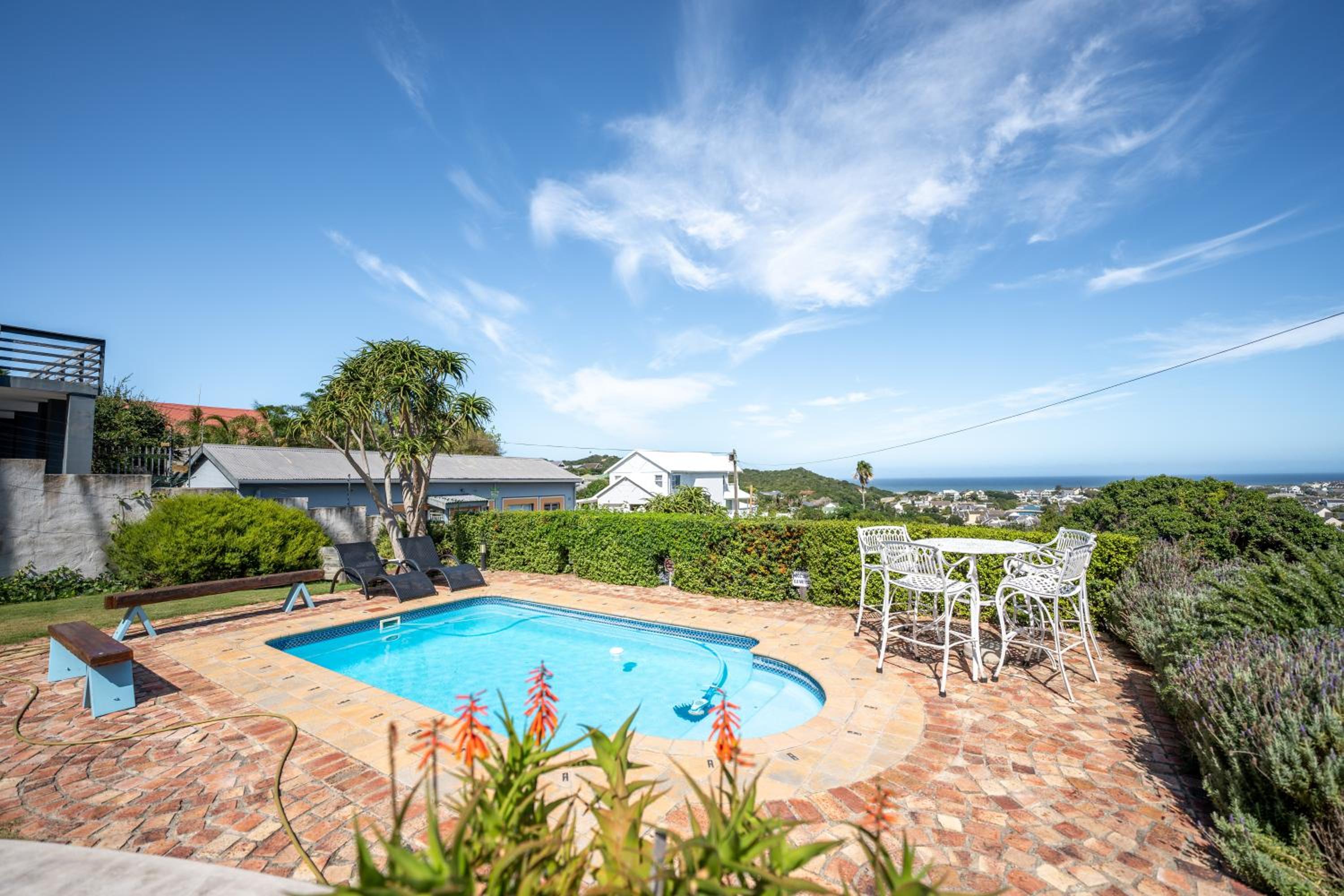 The Lookout Guest House 35/37