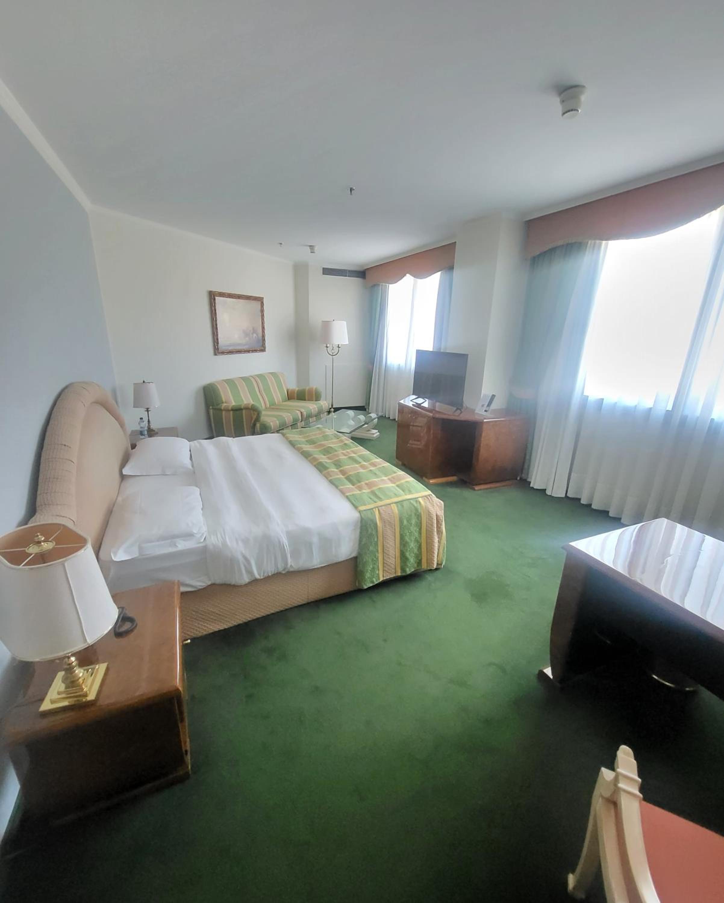 DELUXE, SUITE, JETTED TUB