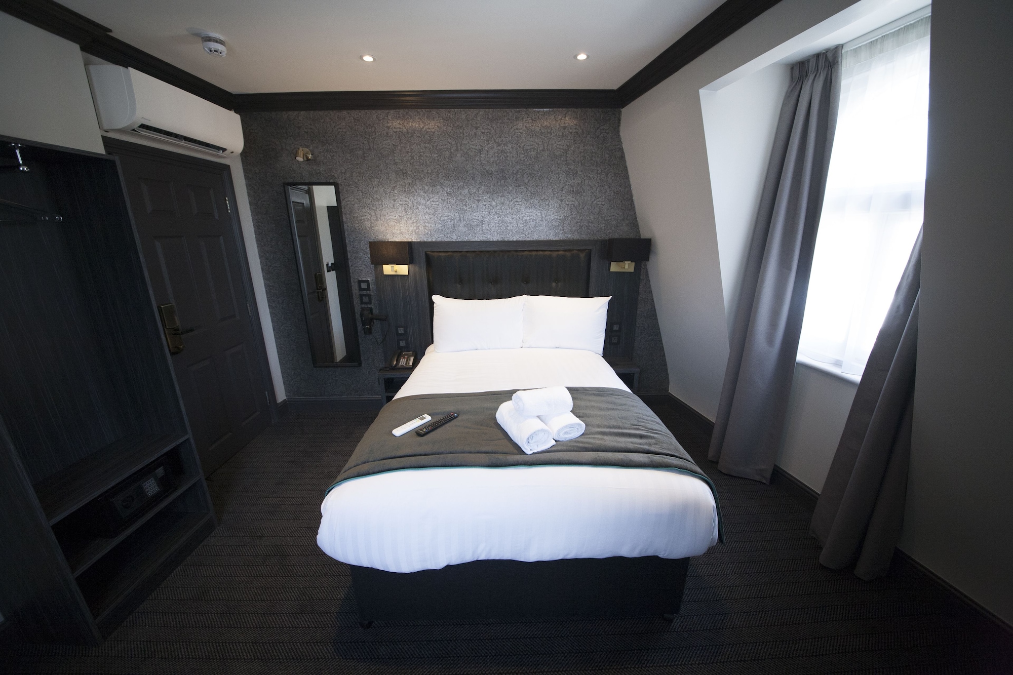 DELUXE, DOUBLE BED