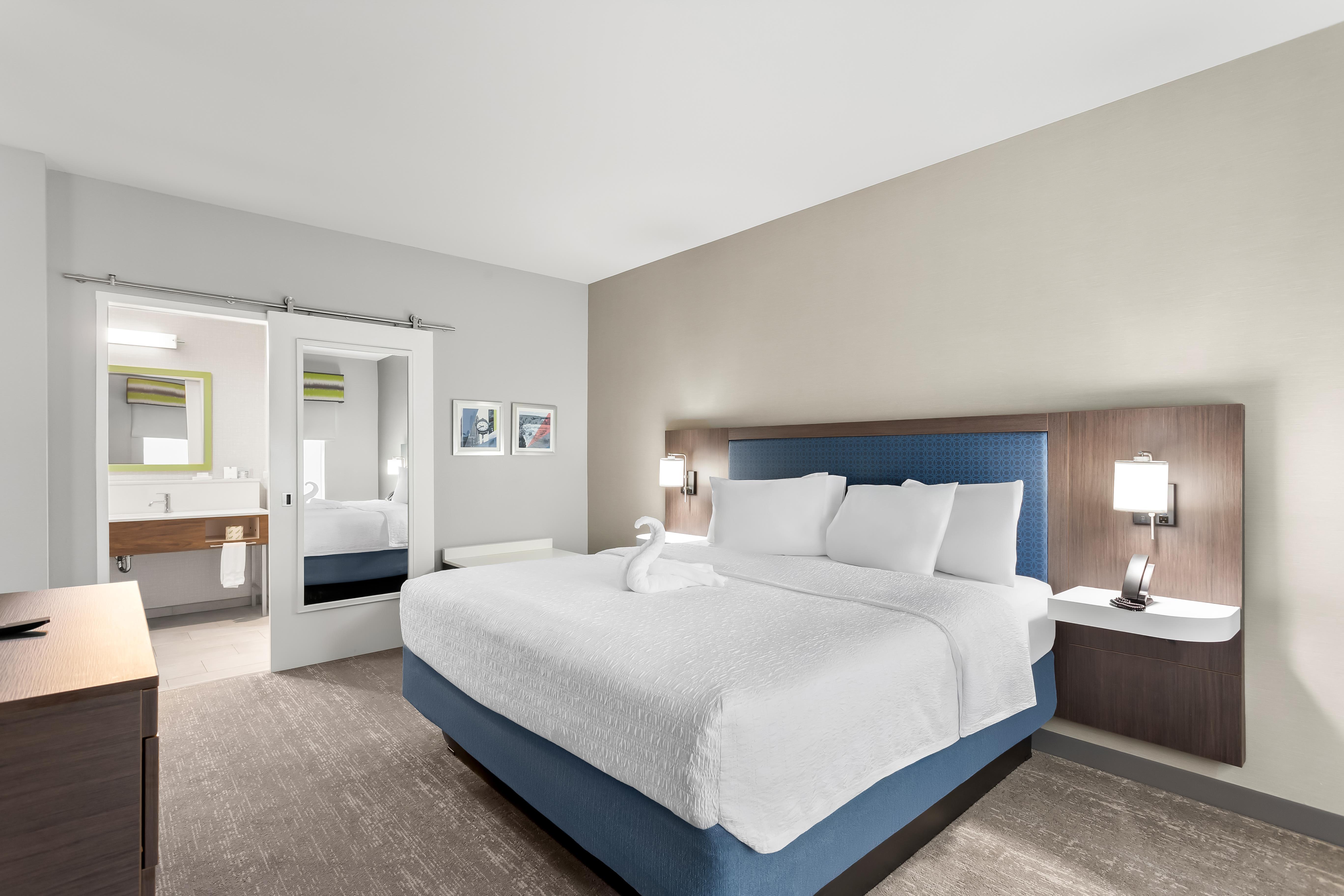 STUDIO, SUITE, KING BED