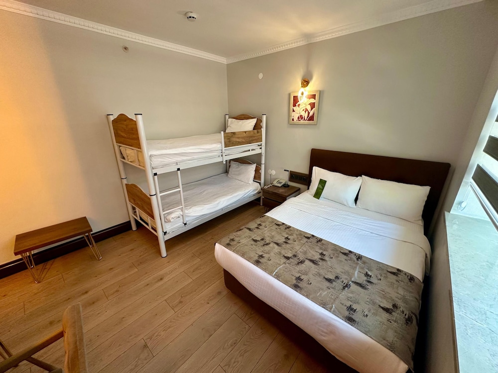 Lotis Hotel 4/35