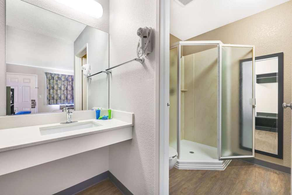 غرفة ديلوكس بسرير كوين، Motel6 Kirkland, WA - North Kirkland 4/7