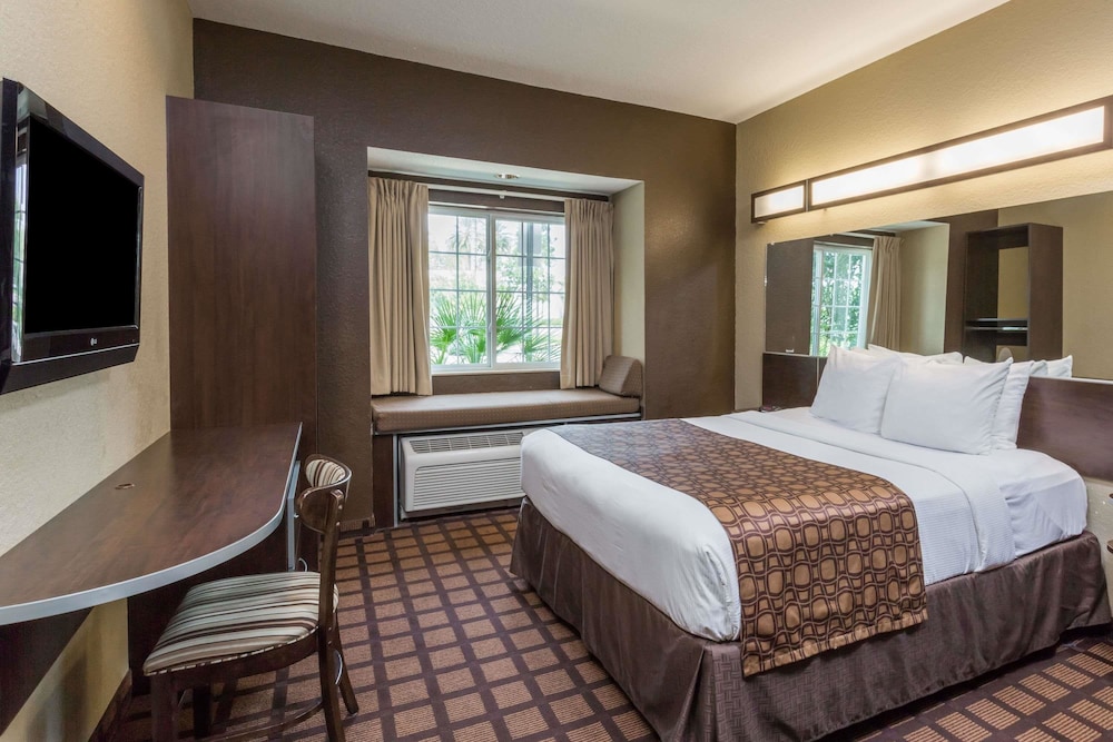 Microtel Inn & Suites by Wyndham Jacksonville Airport 11/40