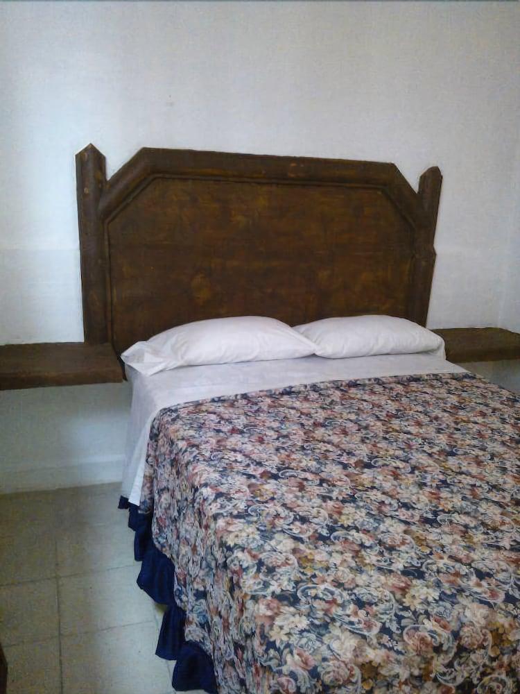 Morales Inn 24/31