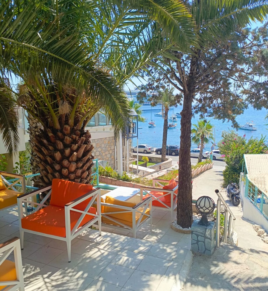 Mia Hill Suites 34/40