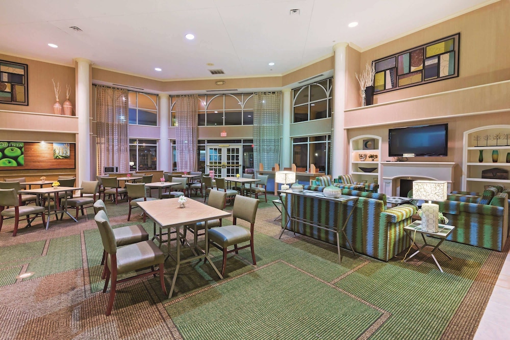 La Quinta Inn & Suites by Wyndham Dallas DFW Airport North 39/55