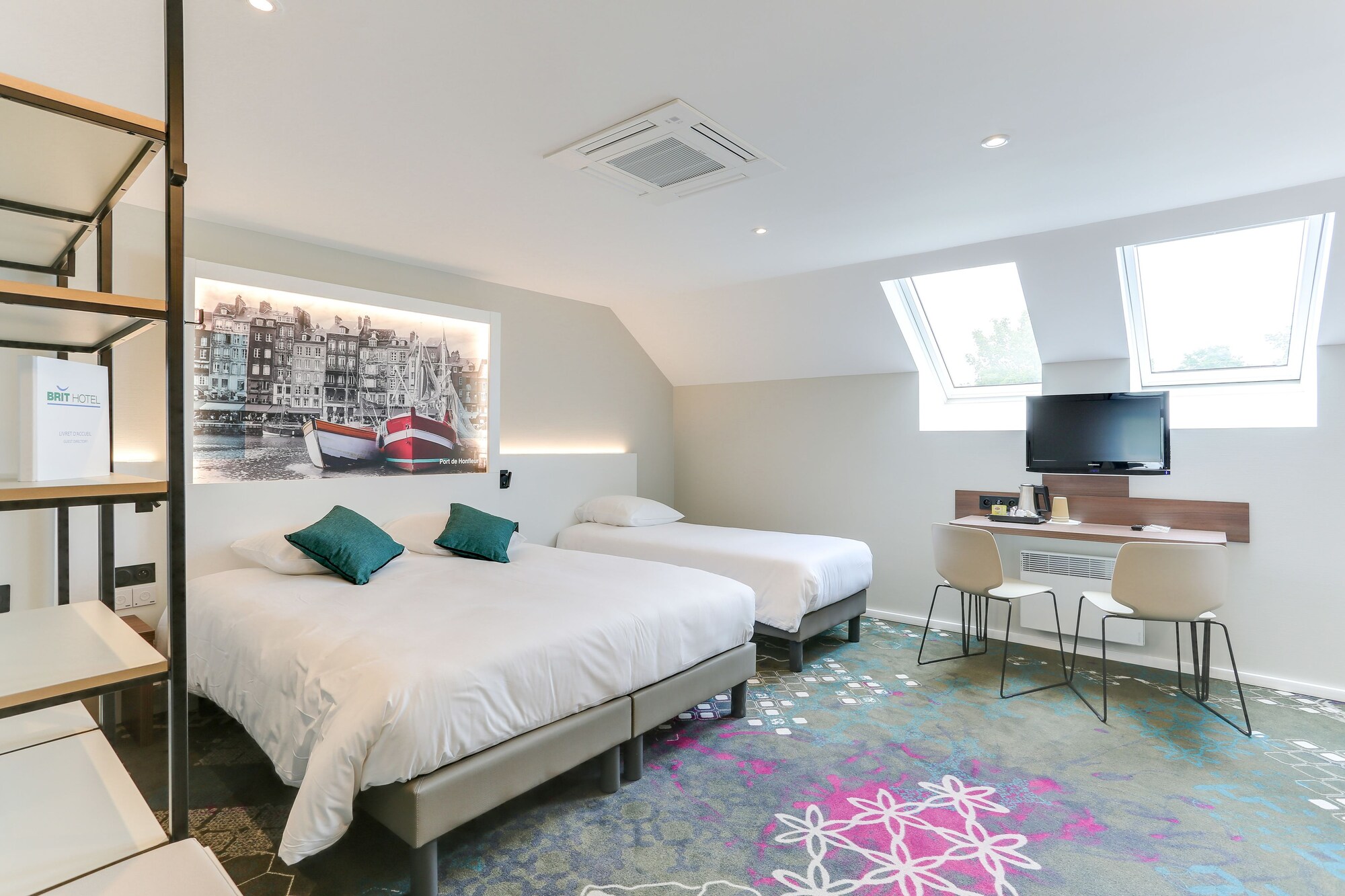 SUPERIOR, FAMILY, 1 SINGLE AND 2 DOUBLE BEDS