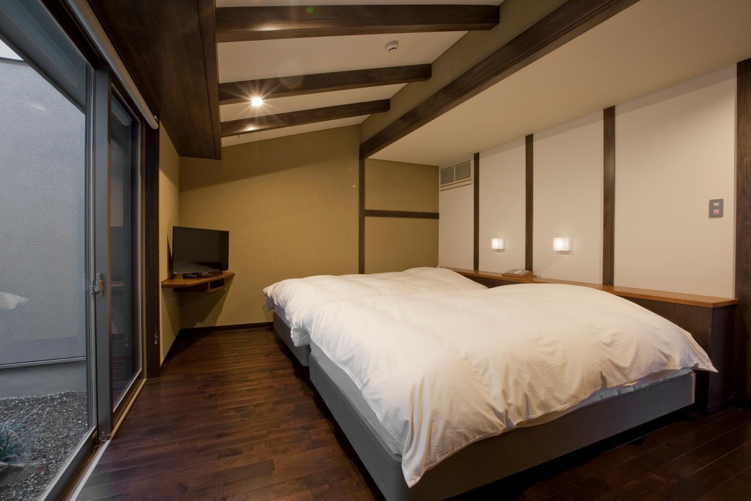 Junior Suite, 2 Double Beds, Pool View, Park Side