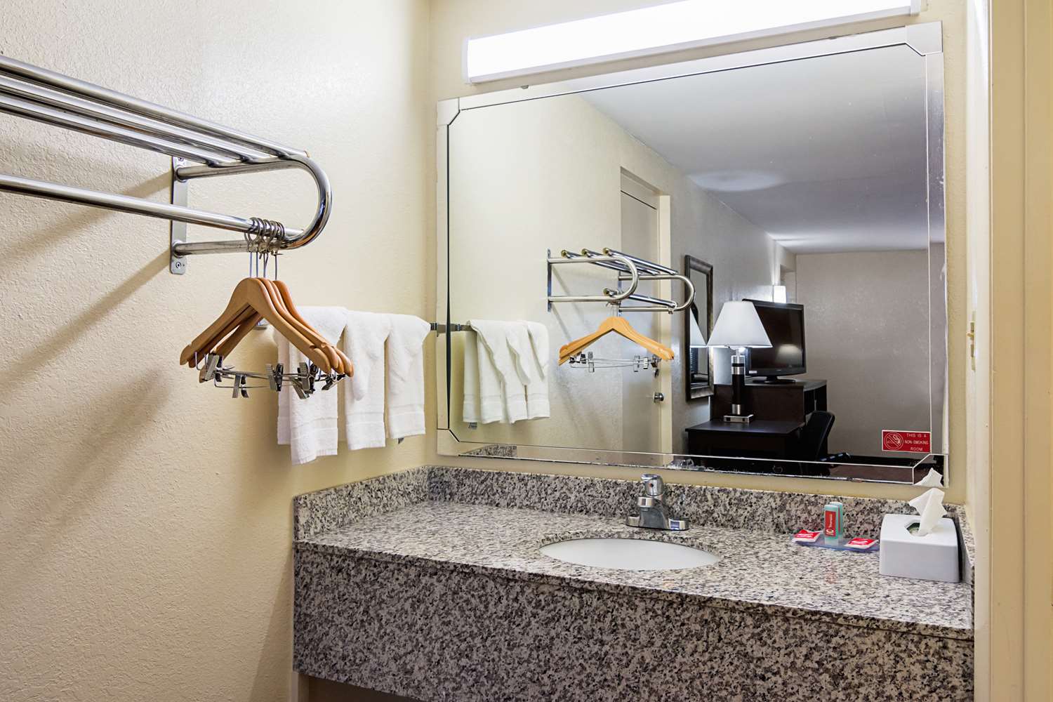 Econo Lodge Research Triangle Park 17/17