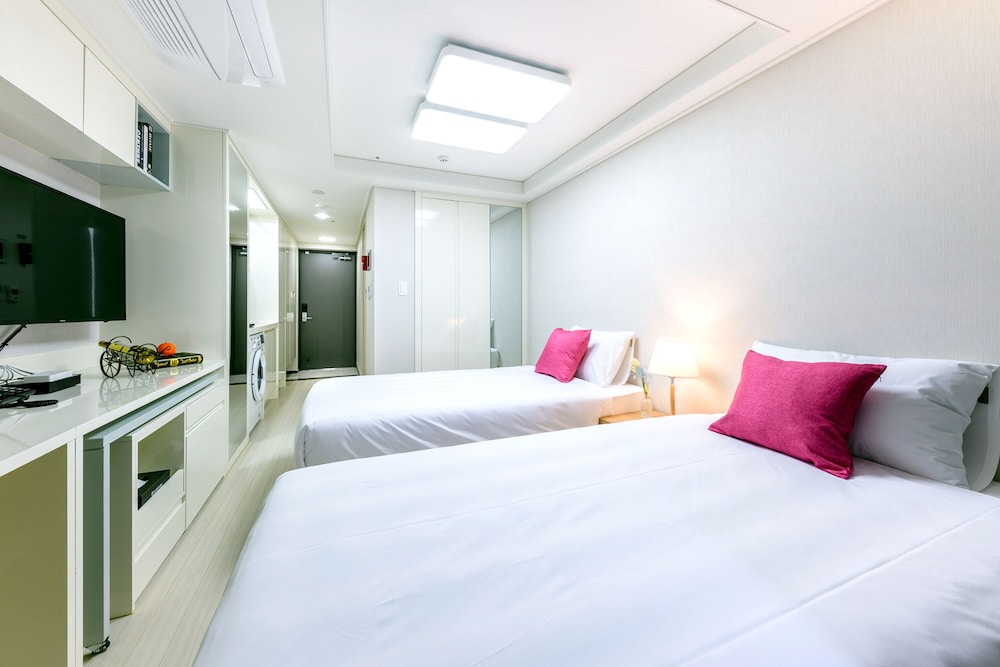 PREMIER, TWIN BEDS, OCEAN VIEW