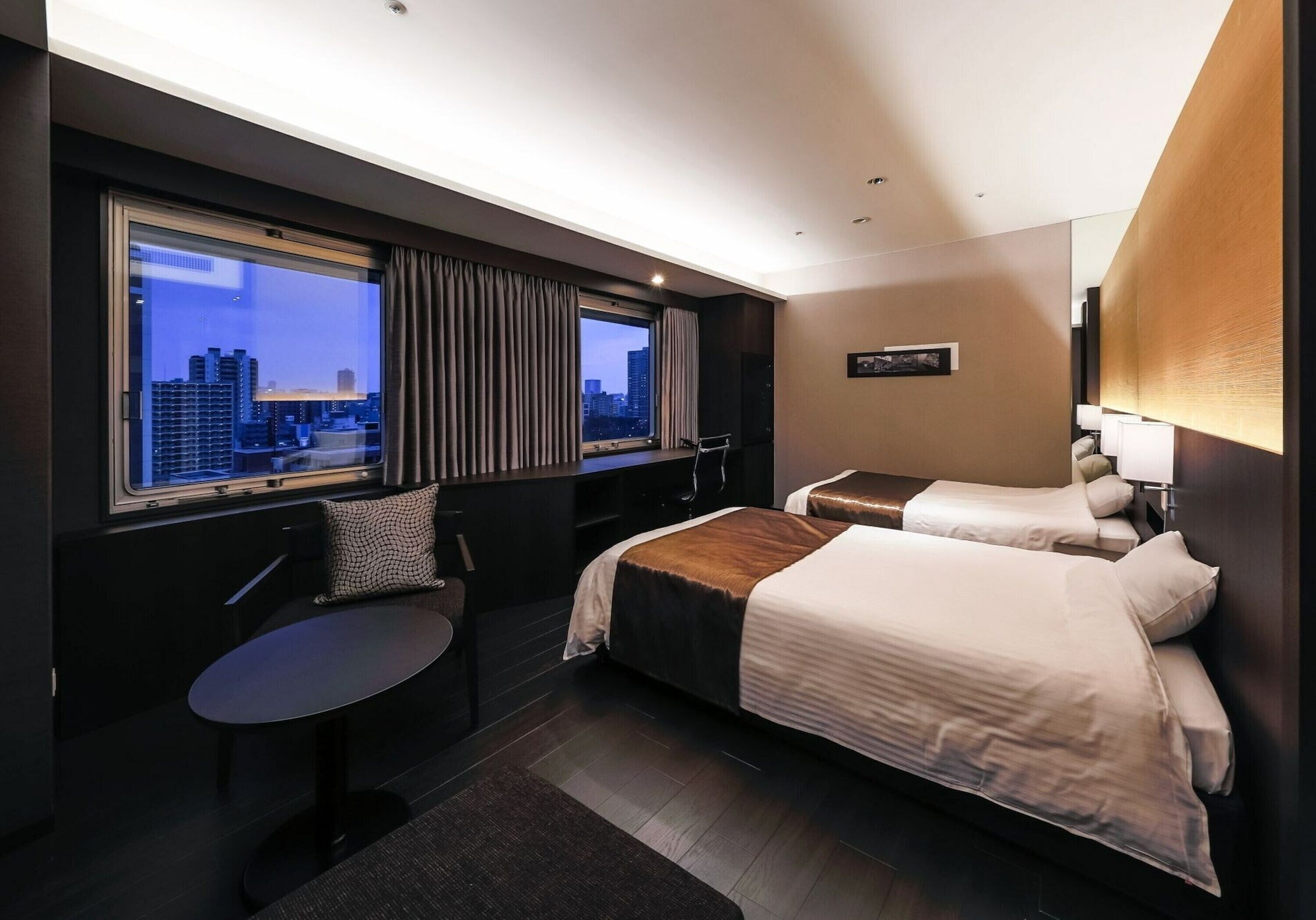 Universal, Twin Beds, City View
