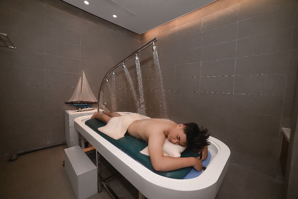 The Ocean Suites 27/50