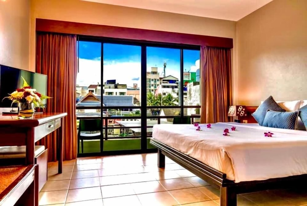 C N Hotel Patong 8/46