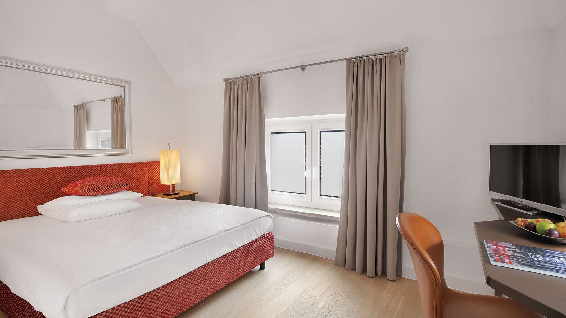 Standard, Queen Bed
