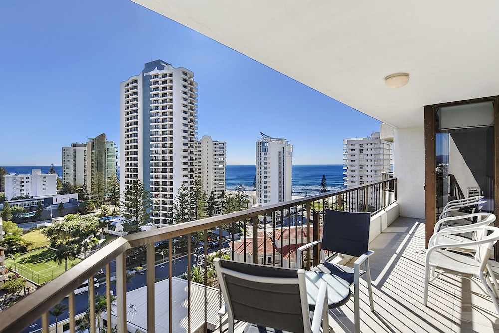Surfers Century Oceanside Apartments 43/50