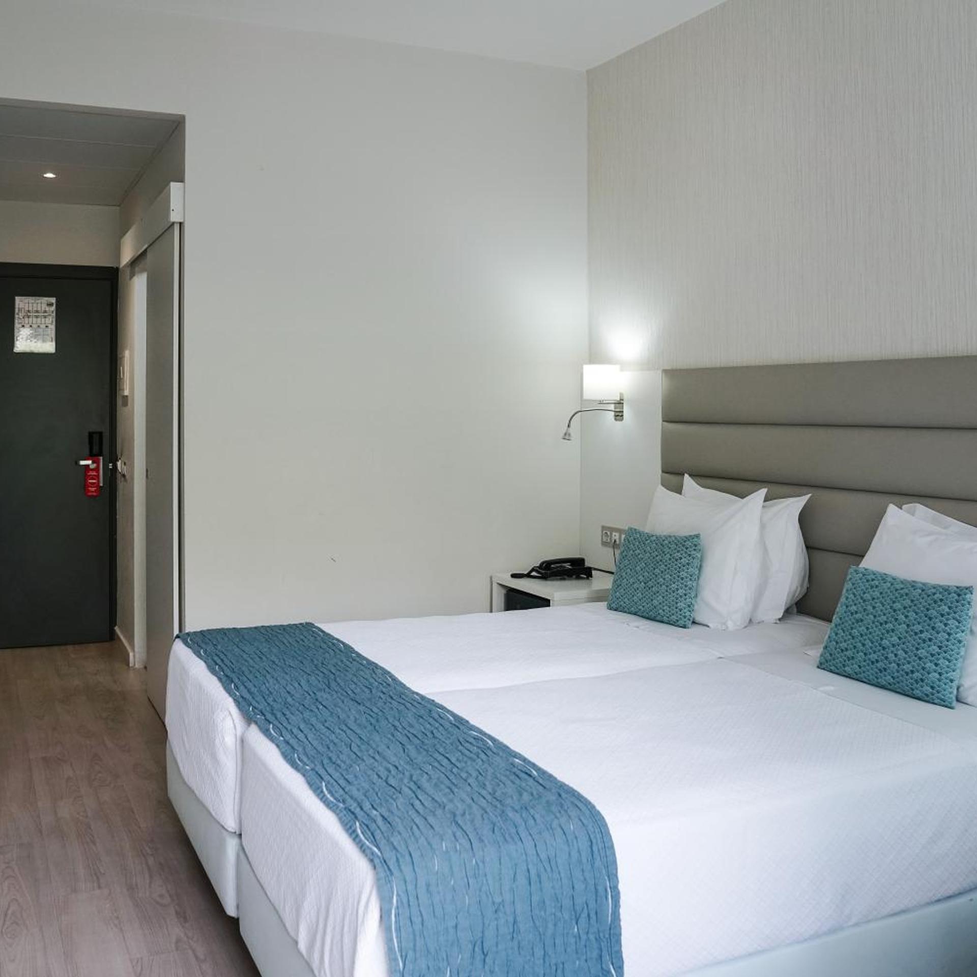 Room, Twin Beds, Lateral Side Sea View