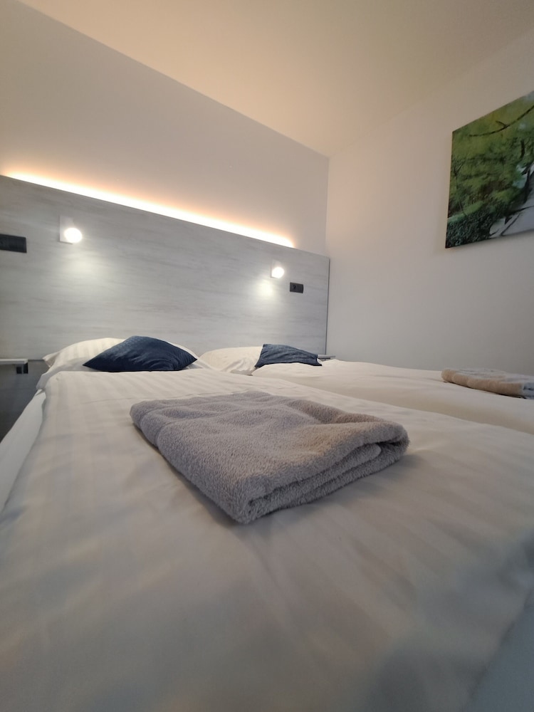 Room, Triple, 1 Queen and 1 Single Bed, Penzion Al Corso 5/10
