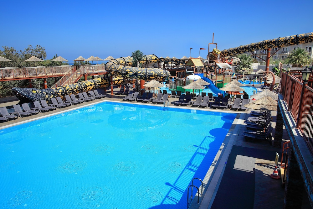 Cactus Fleur Beach Club 24/50