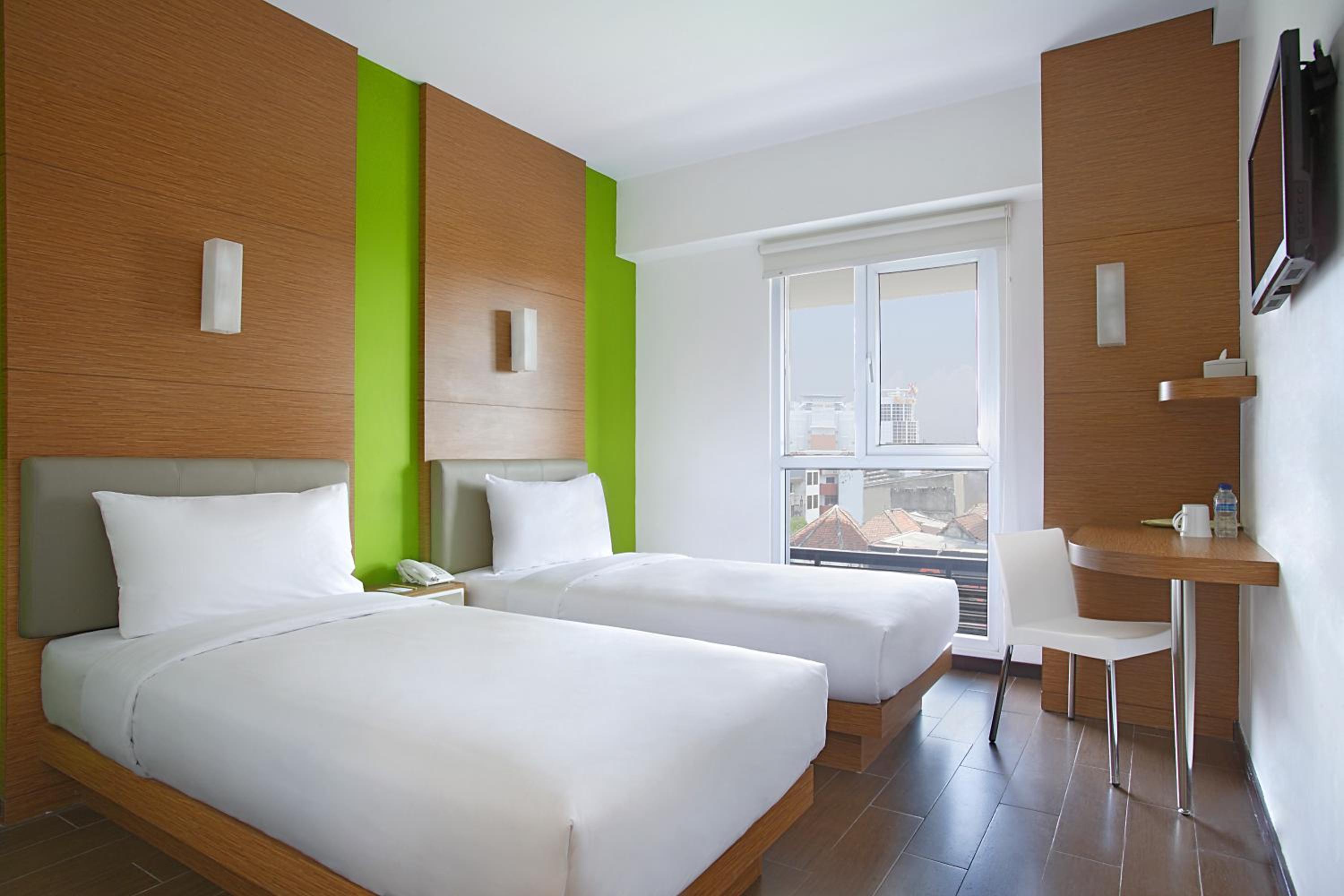 Smart, Hollywood, King Bed، Hotel Amaris Embong Malang 6/7