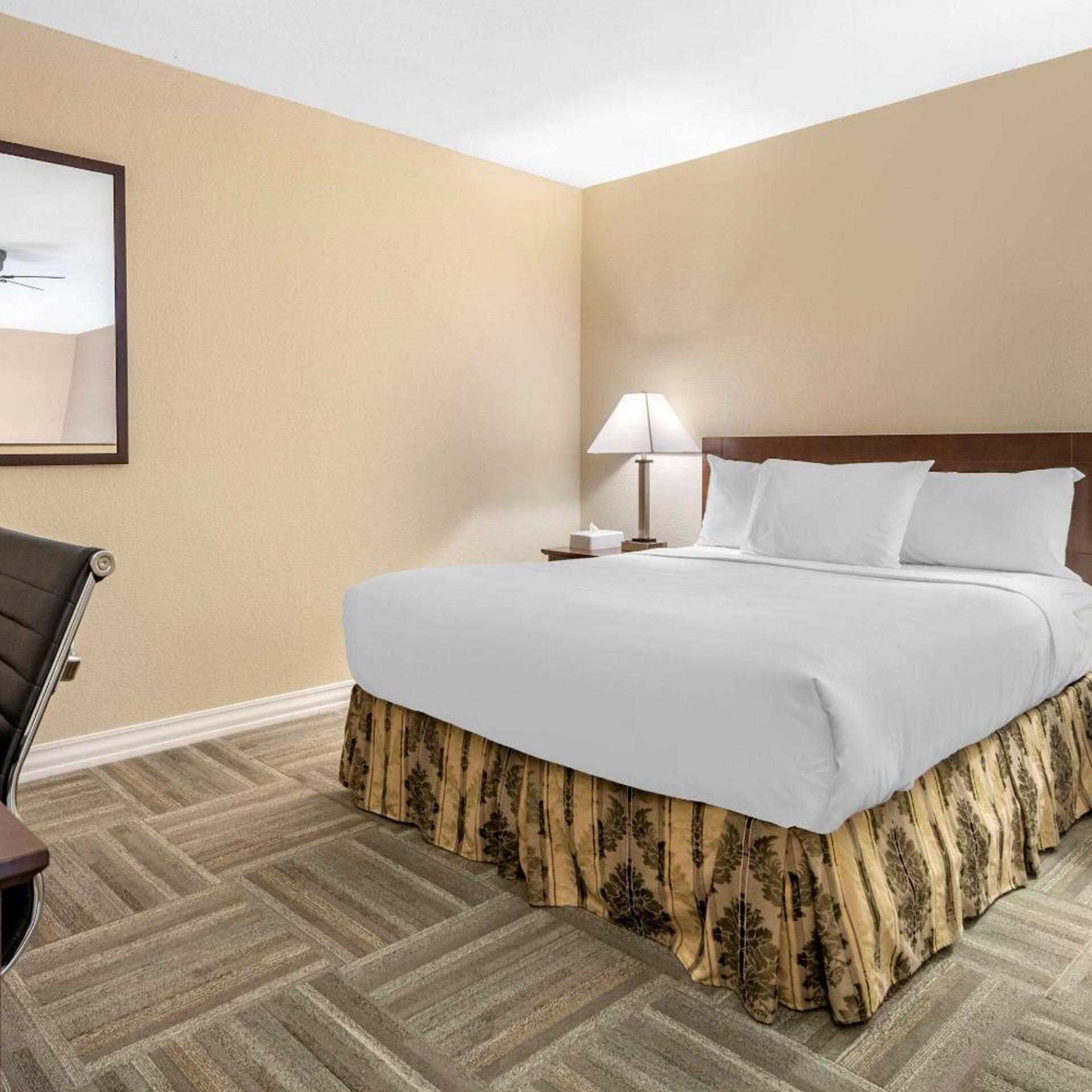 Efficiency, 3 Queen Beds, Queen Bed، Econo Lodge Inn & Suites Kelowna 2/5