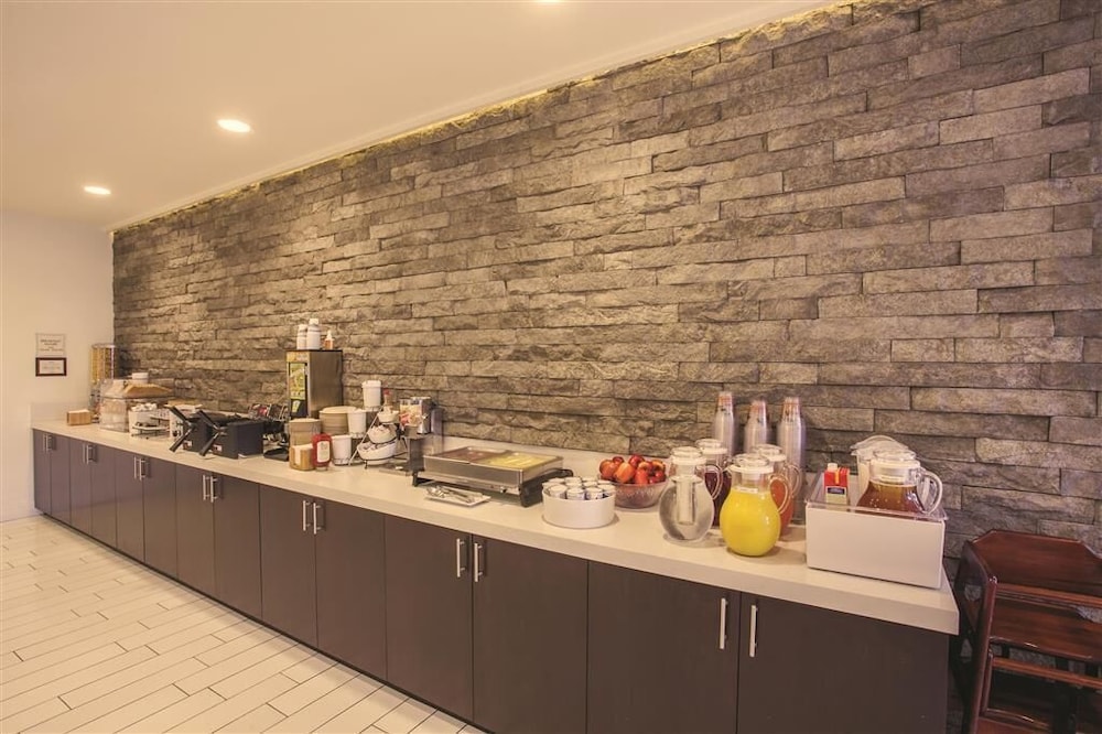 Courtyard by Marriott Santa Barbara Downtown 13/16