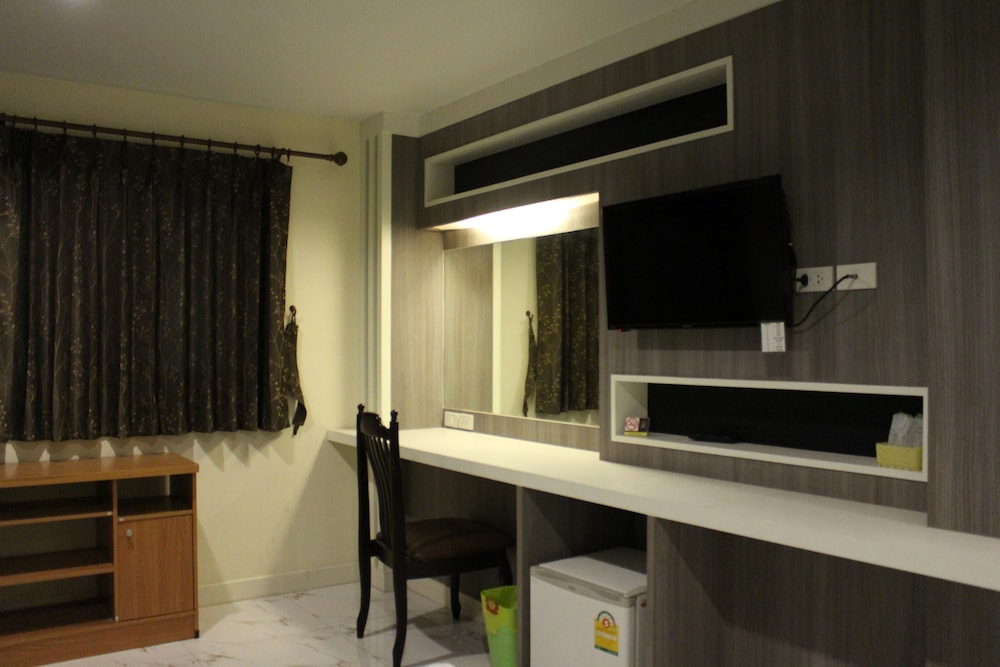 Samsen Sam Place Hotel 64/66