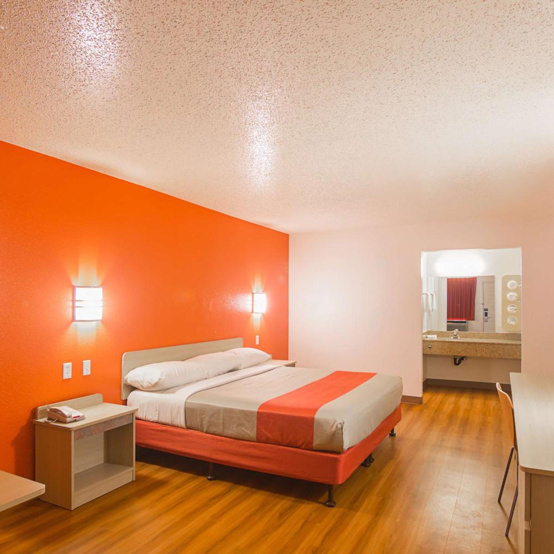 غرفة بسرير كينج لذوي الإعاقة، Motel6 Lawton, OK 4/7
