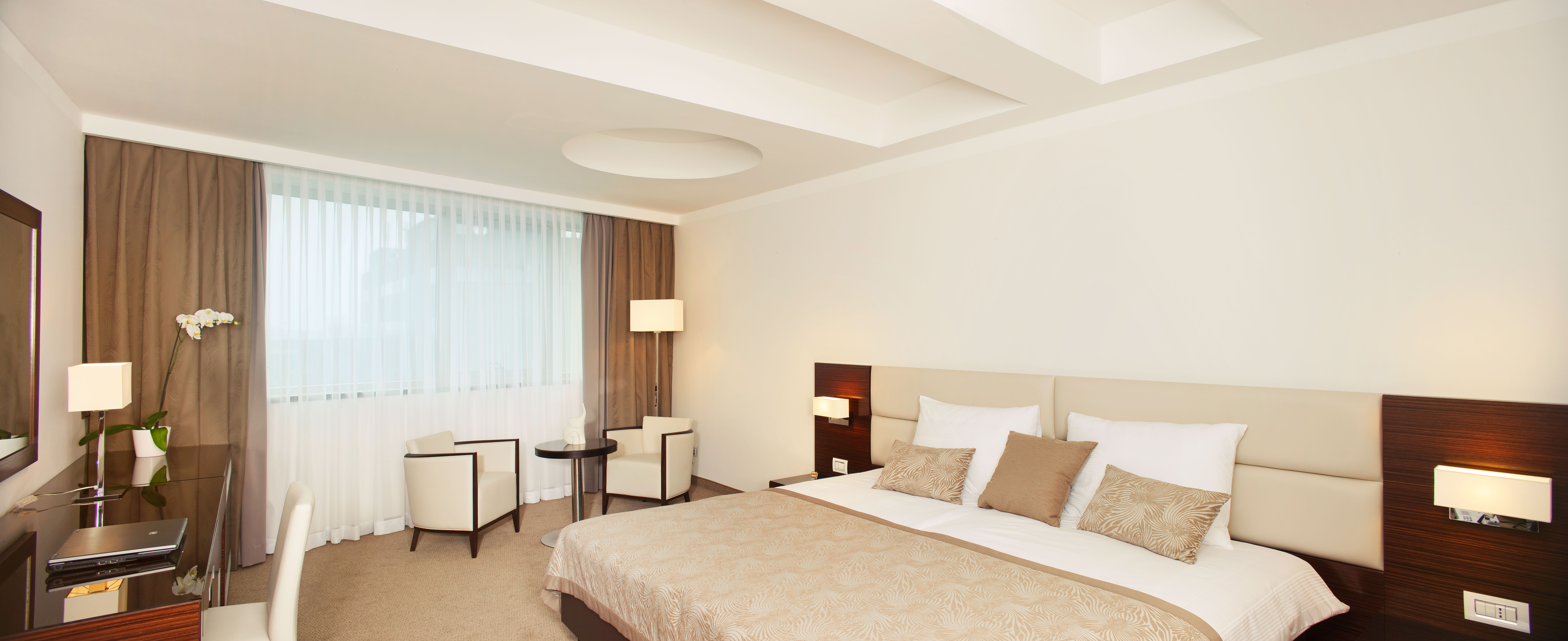 DELUXE, DOUBLE BED