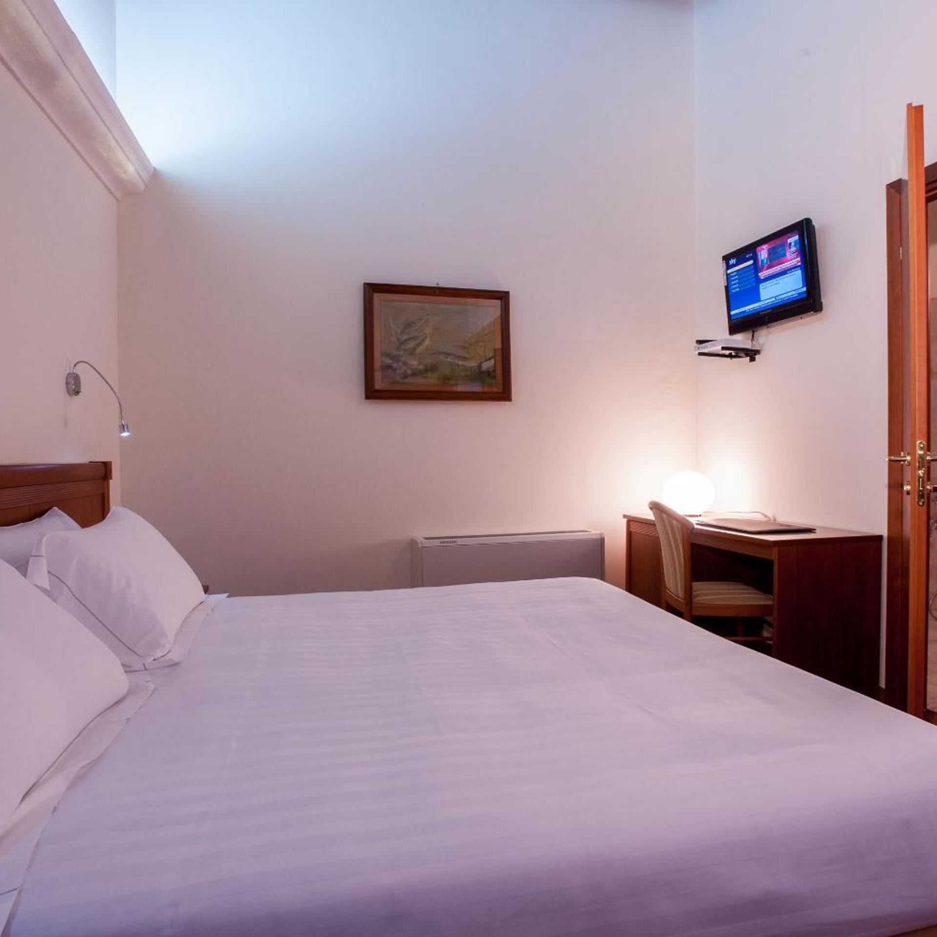 غرفة بسرير مزدوج أو سريرين منفصلين لذوي الإعاقة، Hotel Flora 5/8