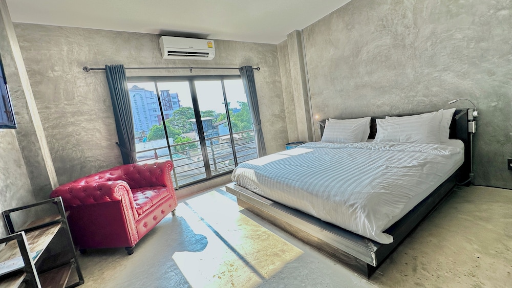 DELUXE, KING BED