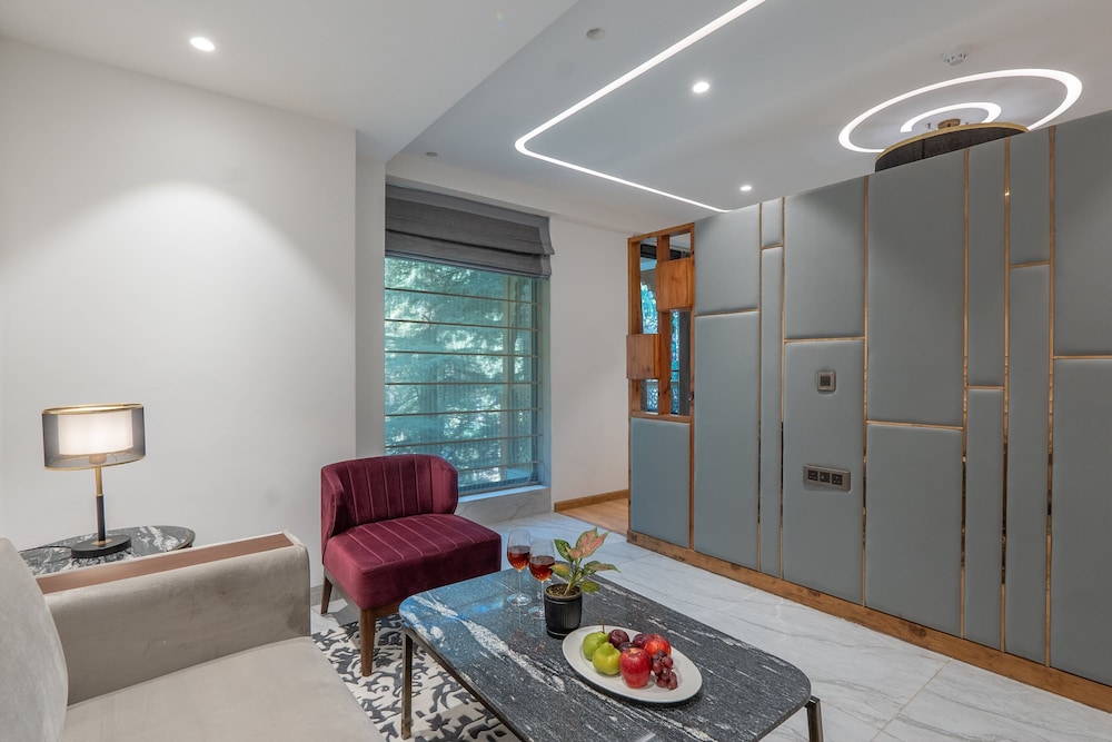 Mastiff Select Mandavya Dharamkot, McLeodganj 47/61
