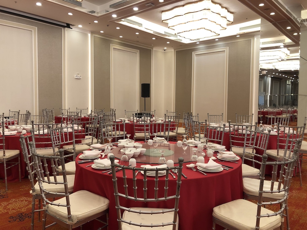 Rizal Park Hotel 52/65