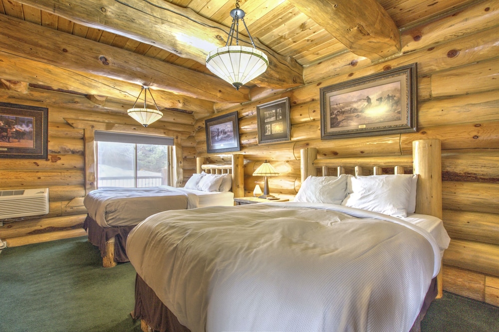 Family, Cabin, 3 Queen Beds, Private Bathroom, South Wing
