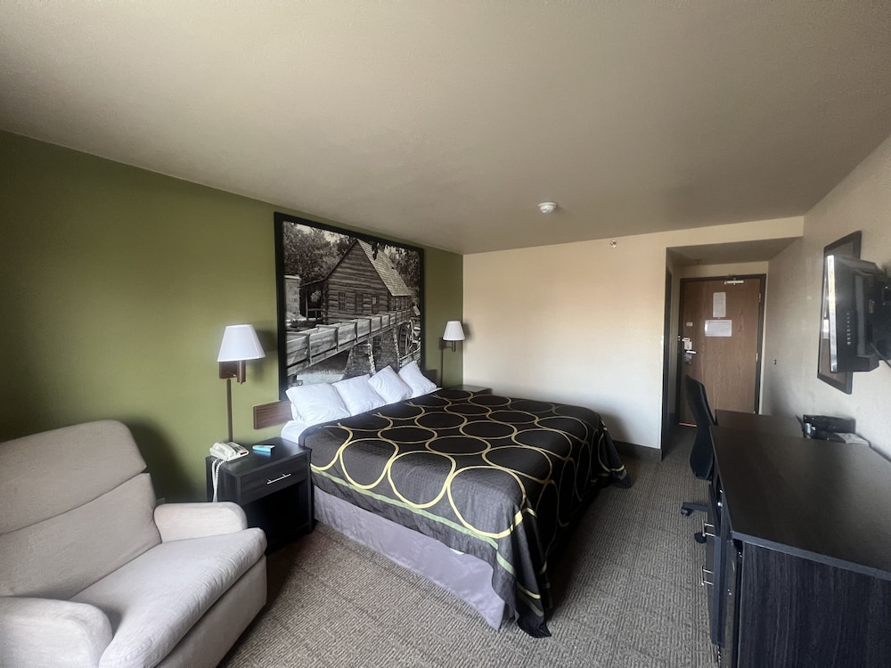 Super 8 by Wyndham Macon 5/16