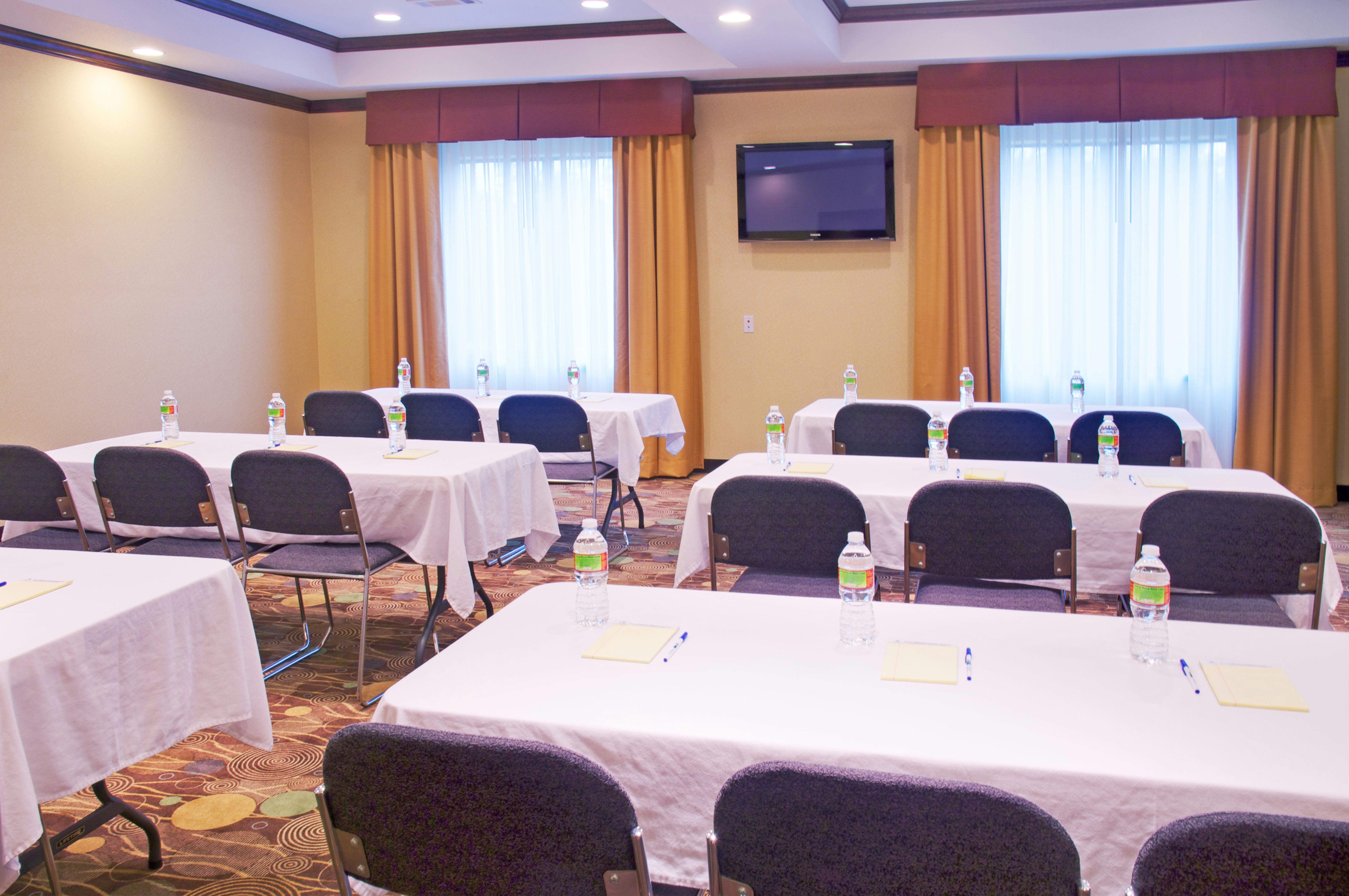 Holiday Inn Express Hotel & Suites Winnie 54/63