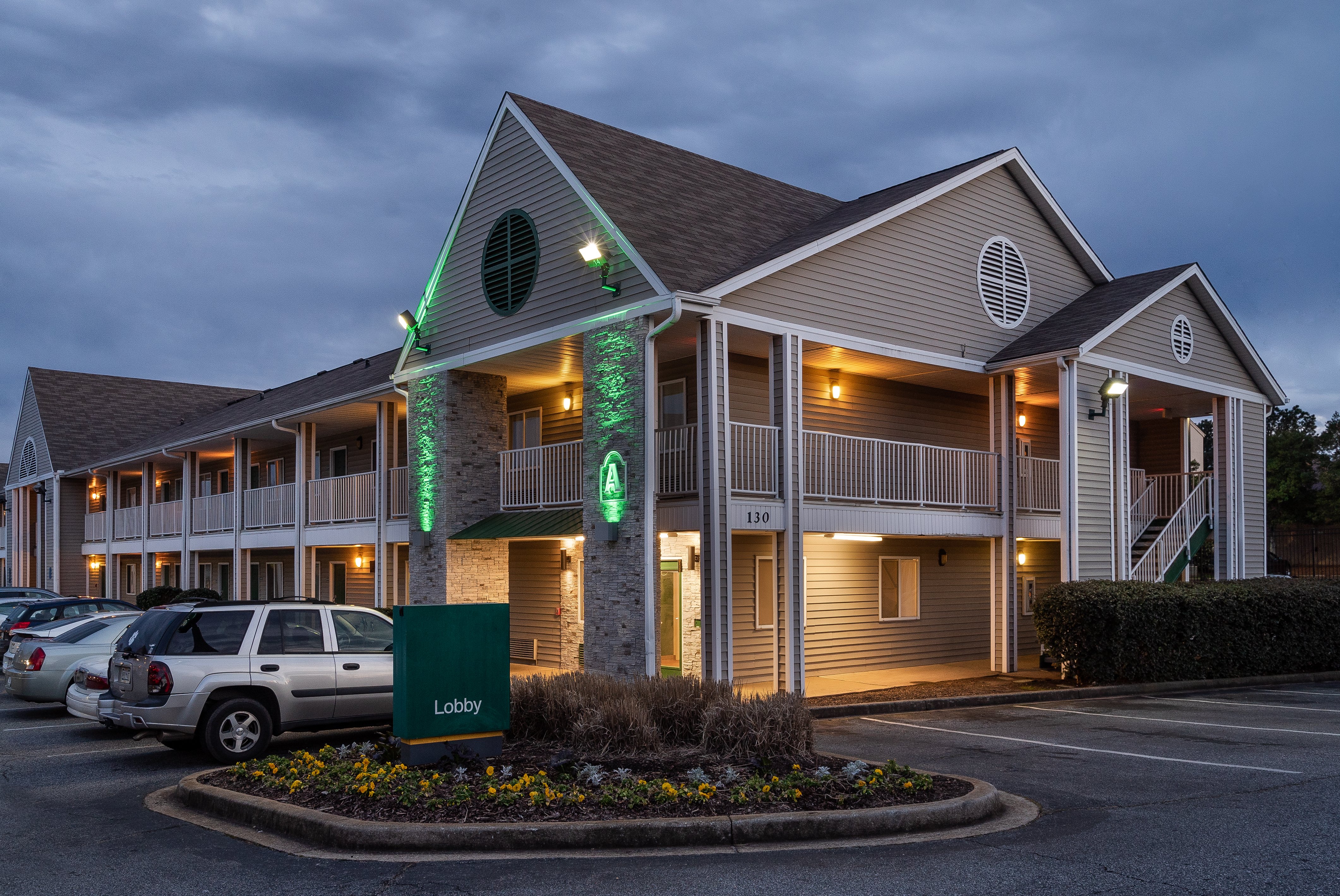 HomeTowne Studios by Red Roof Spartanburg - Asheville Highway 37/37