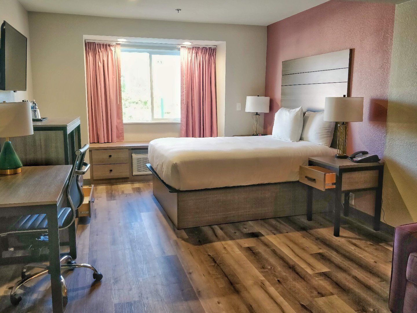 DELUXE, QUEEN BED